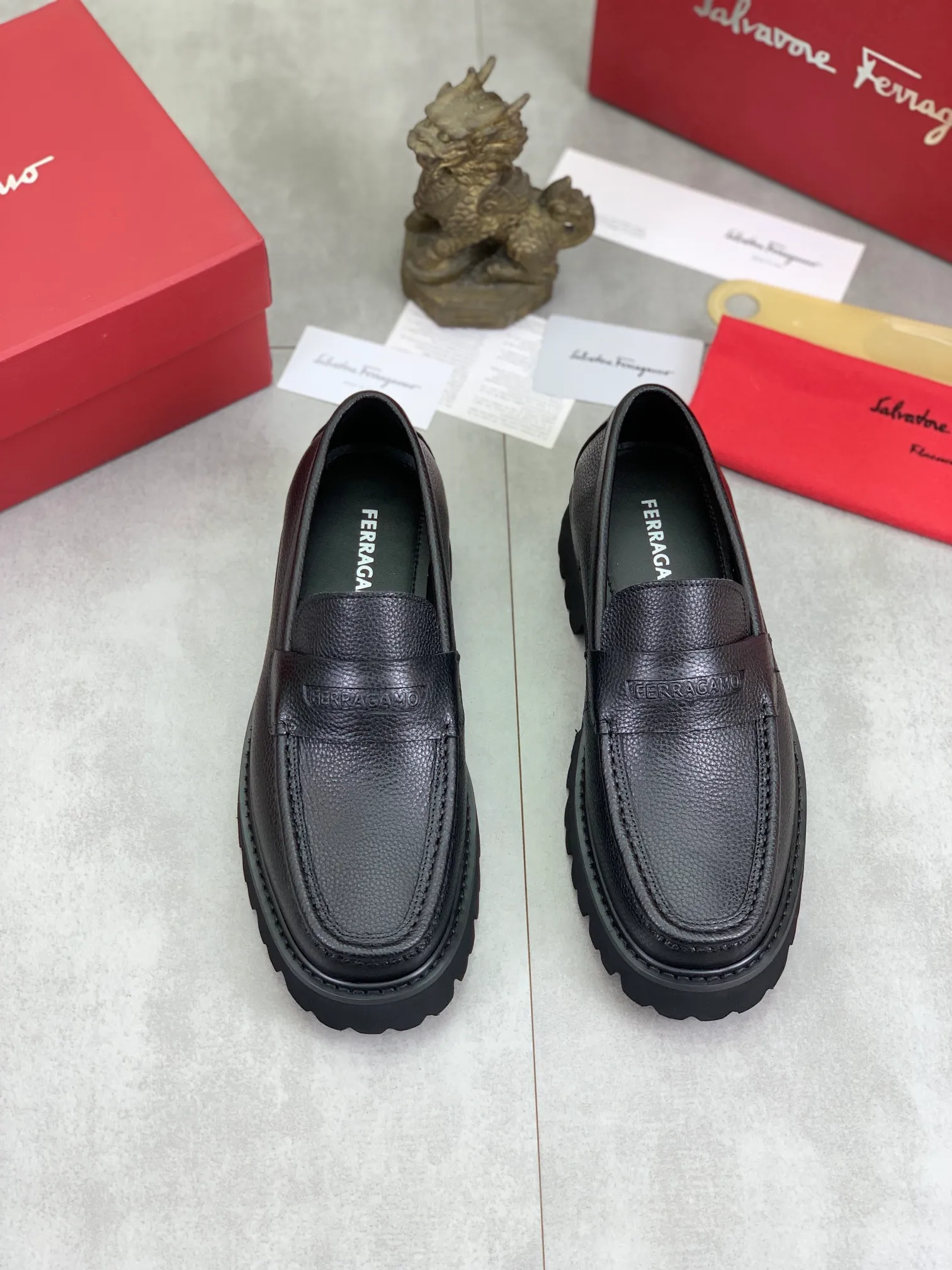 Men's Men's Shoes 💰P460💰[New Style] Water-dyed Niuli 🆘[Salvatore Ferragamo] Ferragamo's latest casual business leather shoes for men! Available at counters simultaneously! The fabric is made of specially imported original calfskin, the lining is made of imported water-dyed cowhide, and the original lightweight foam outsole is absolutely luxurious and leads the fashion trend. Matching code: 38-45; 3️⃣ colors available